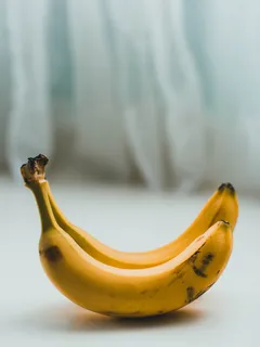 gele banaan fruit op wit textiel achtergrond